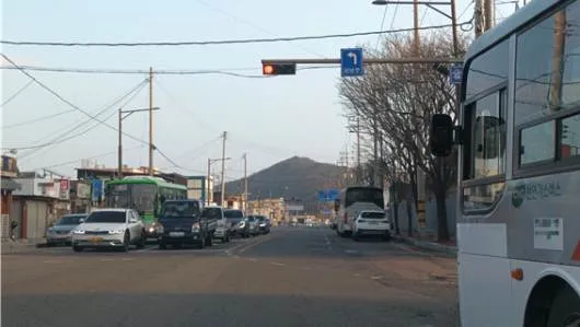 Q681 문제 이미지: 다음과 같은 상황에서 잘못된 통행방법 2가지는?