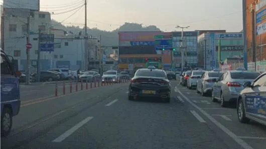 Q682 문제 이미지: 다음과 같은 상황에서 잘못된 통행방법 2가지는?