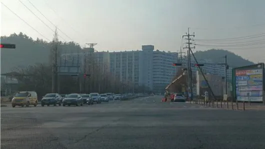 Q683 문제 이미지: 다음과 같은 상황에서 잘못된 통행방법 2가지는?