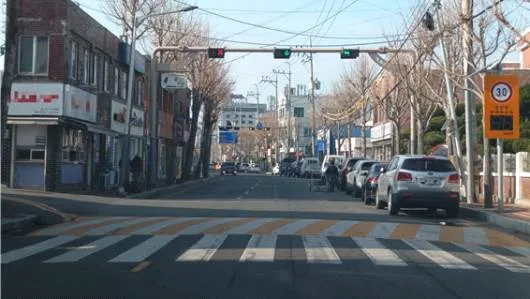 Q685 문제 이미지: 다음 상황을 통해 알 수 있는 정보와 이에 따른 올바른 운전방법을 연결한 것으로 바르지 않은 것 2가지는?