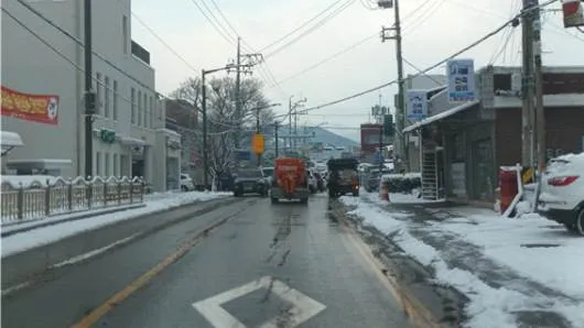 Q686 문제 이미지: 다음 상황을 통해 알 수 있는 정보와 이에 따른 올바른 운전방법을 연결한 것으로 바르지 않은 것 2가지는?