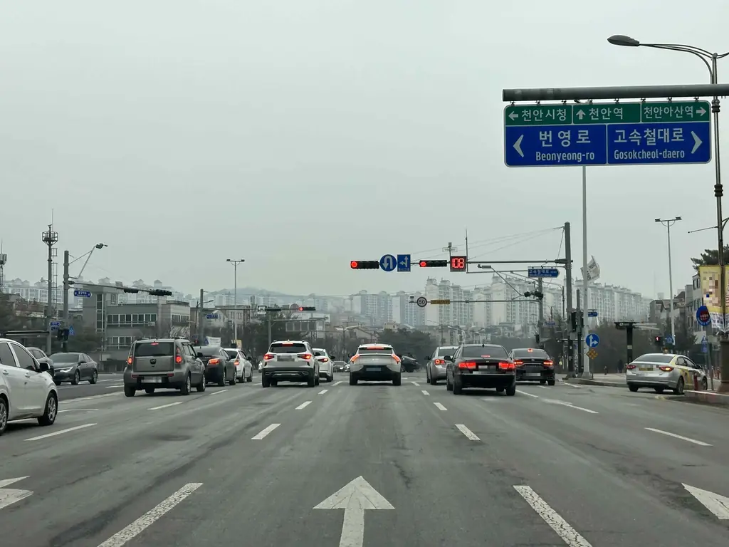 Q687 문제 이미지: 다음과 같은 상황에서의 운전방법으로 바르지 못한 것 2가지는?