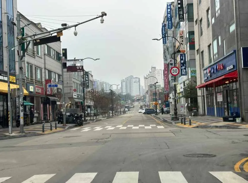 Q688 문제 이미지: 다음과 같은 상황에서 가장 안전한 운전방법 2가지는?