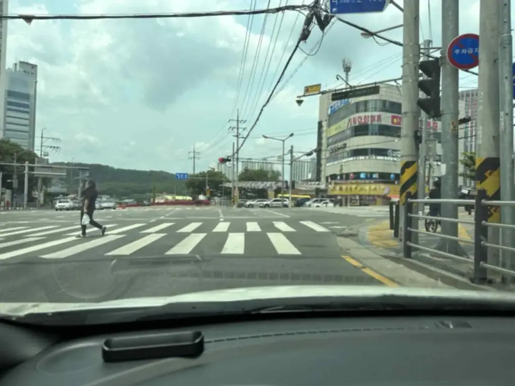 Q691 문제 이미지: 다음 상황에서 가장 안전한 운전방법으로 옳은 것 2가지는?