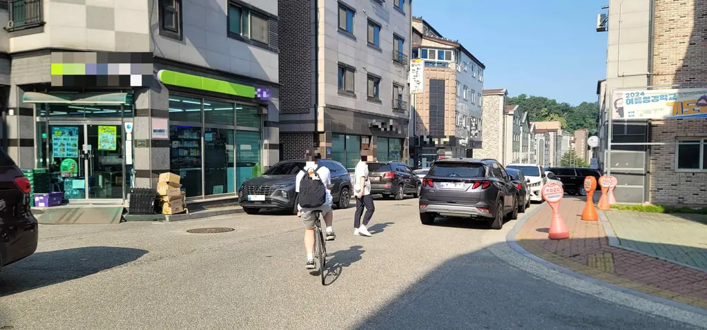 Q692 문제 이미지: 다음 상황에서 가장 안전한 운전방법 2가지는?