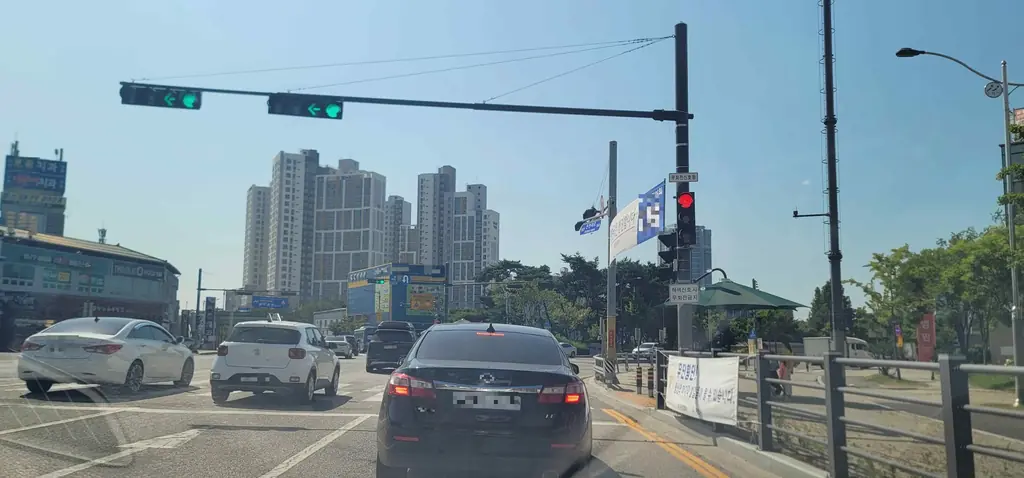 Q693 문제 이미지: 다음 상황에서 가장 안전한 운전방법 2가지는?