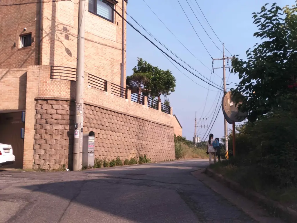 Q696 문제 이미지: 다음 상황에서 가장 안전한 운전방법 2가지는?