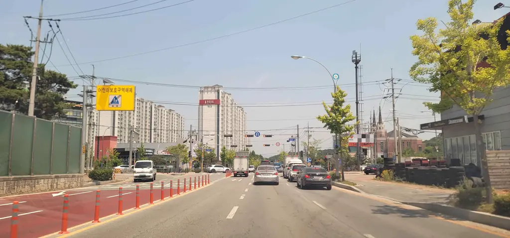Q697 문제 이미지: 다음 상황에서 가장 안전한 운전방법 2가지는?