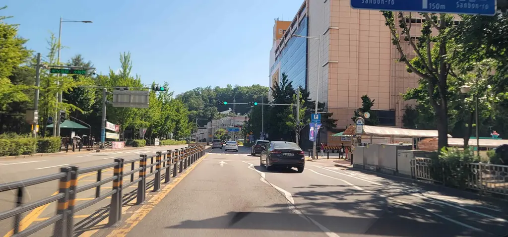 Q698 문제 이미지: 다음 상황에서 가장 안전한 운전방법 2가지는?