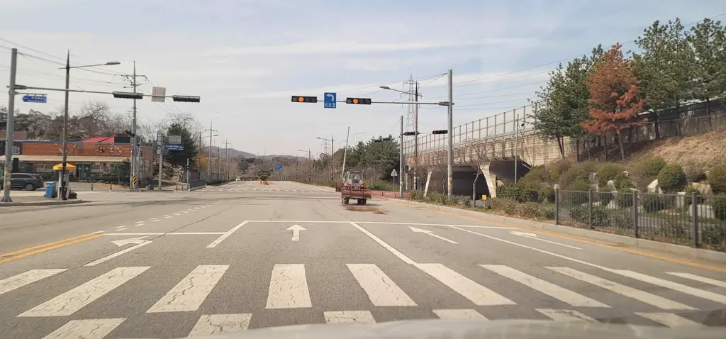 Q699 문제 이미지: 다음 상황에서 가장 안전한 운전방법 2가지는?