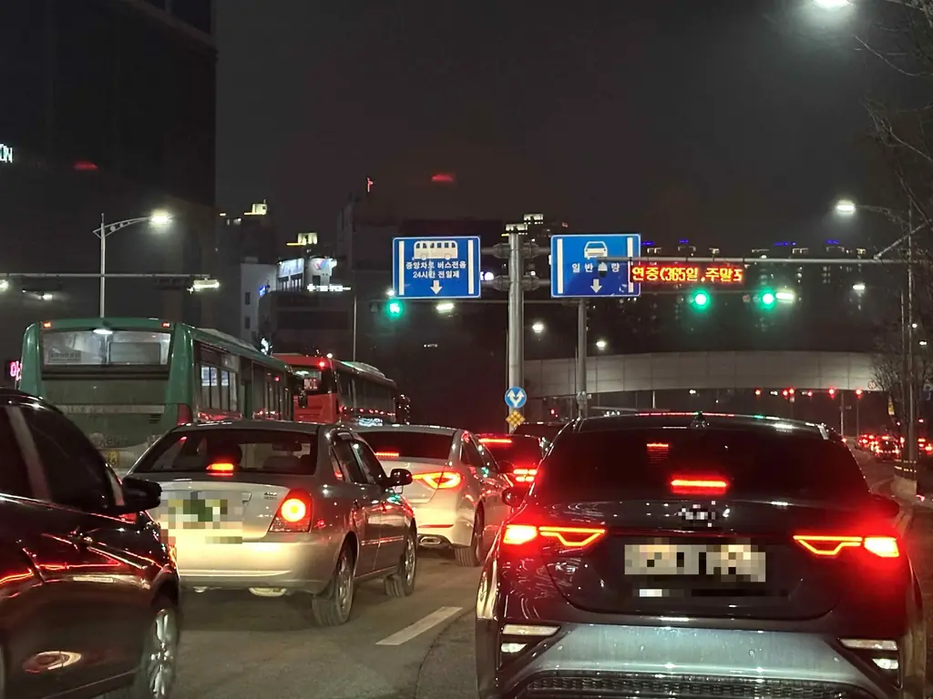 Q704 문제 이미지: 다음 상황에서 운전자별 잘못된 운전방법 2가지는?