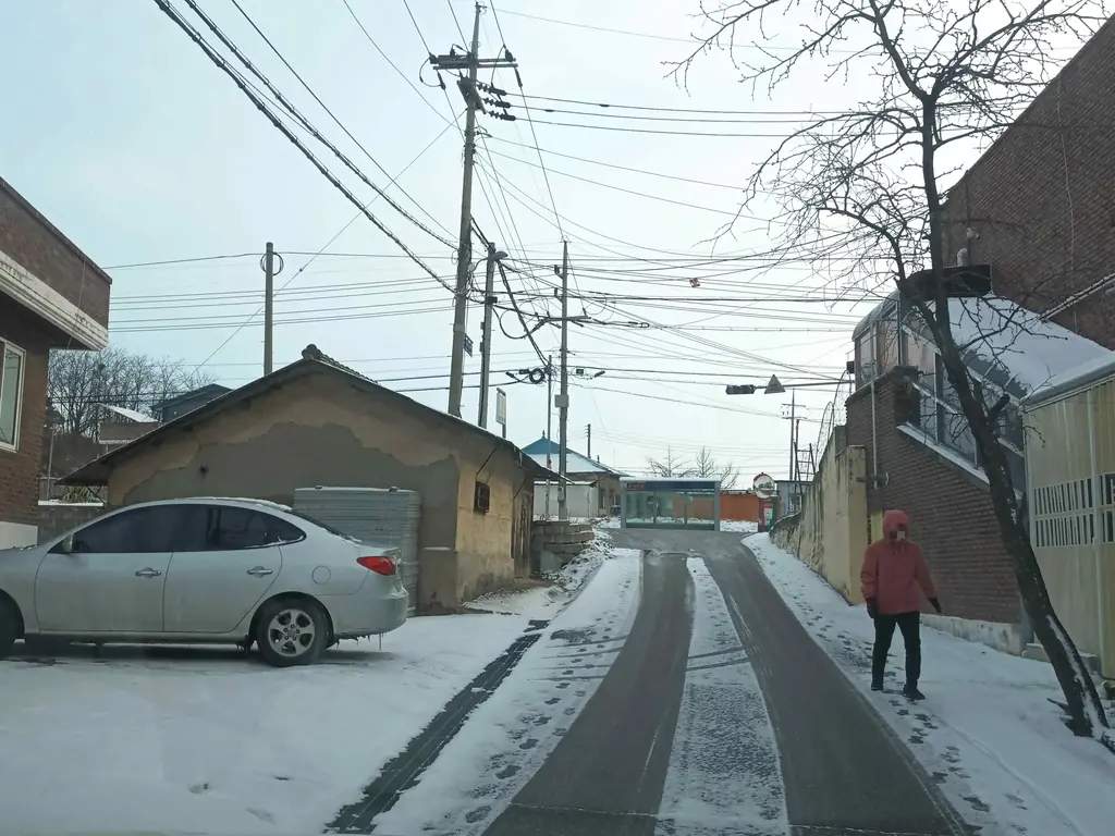 Q705 문제 이미지: 다음 상황에서 가장 안전한 운전방법 2가지는?
