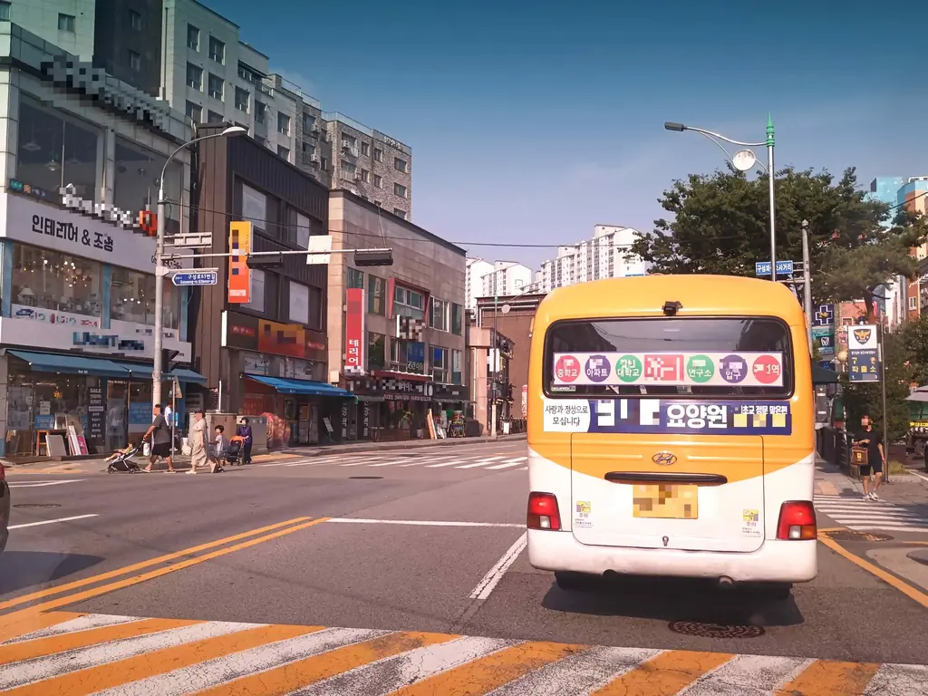 Q706 문제 이미지: 다음 상황에서 가장 안전한 운전방법 2가지는?