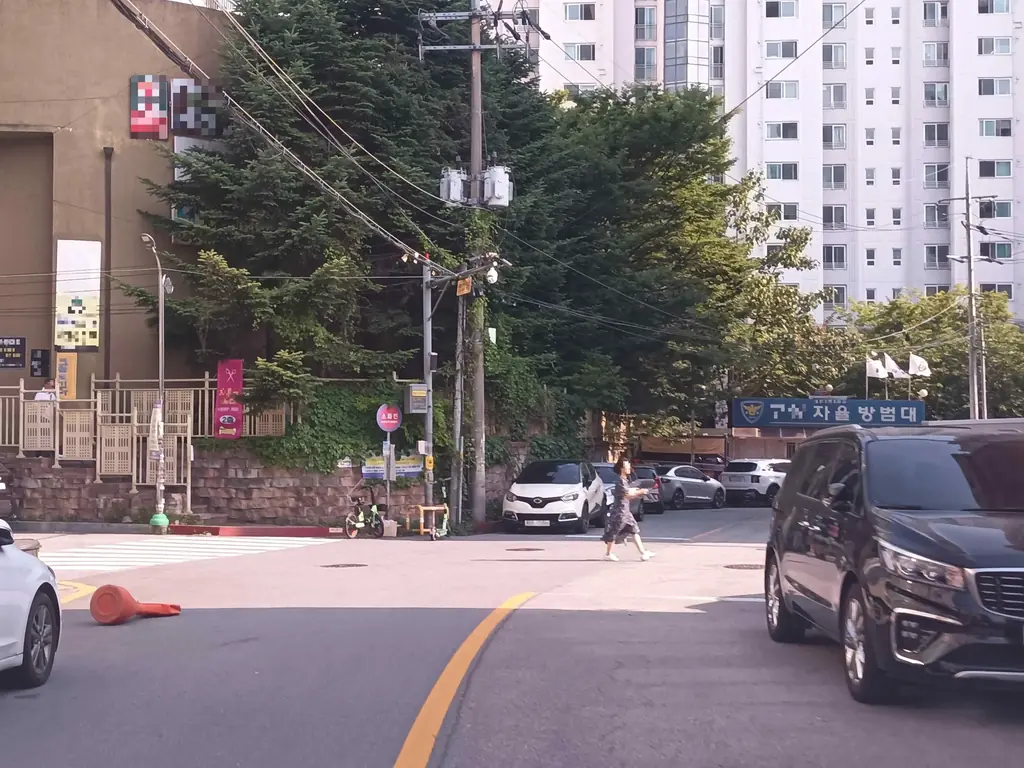 Q709 문제 이미지: 다음 상황에서 가장 안전한 운전방법 2가지는?