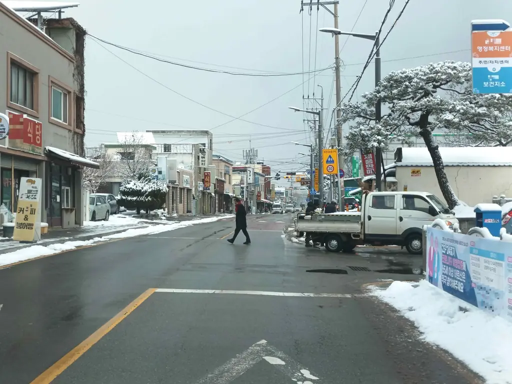 Q712 문제 이미지: 다음 상황에서 가장 안전한 운전방법 2가지는?