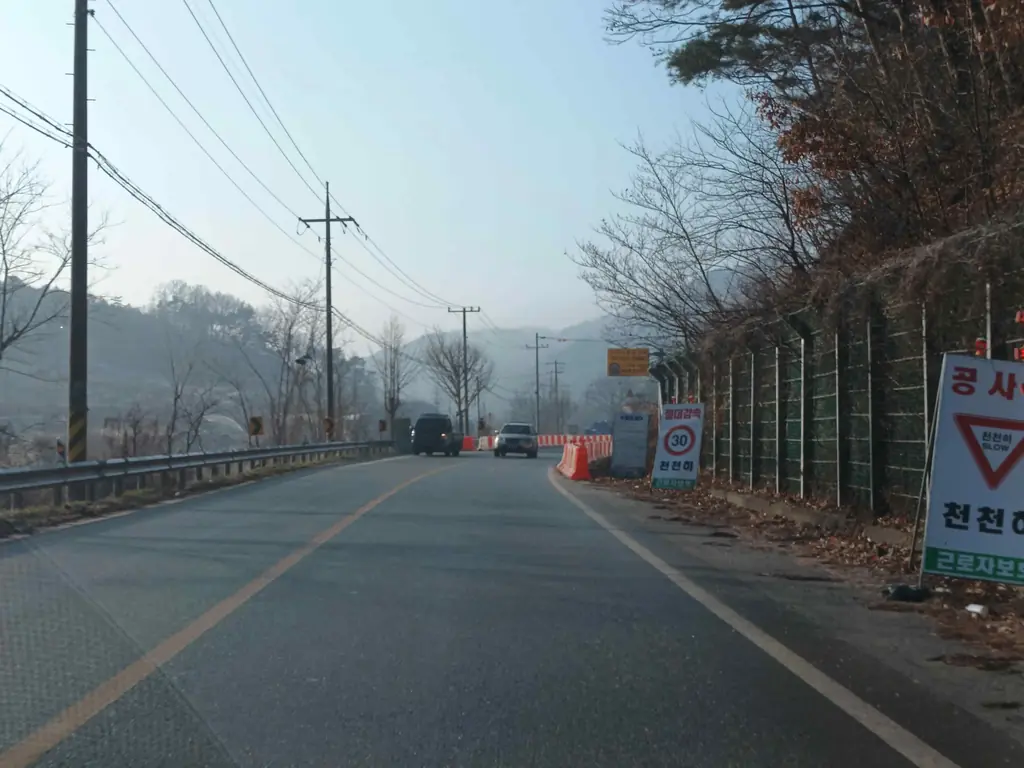 Q713 문제 이미지: 다음 상황에서 가장 안전한 운전방법 2가지는?