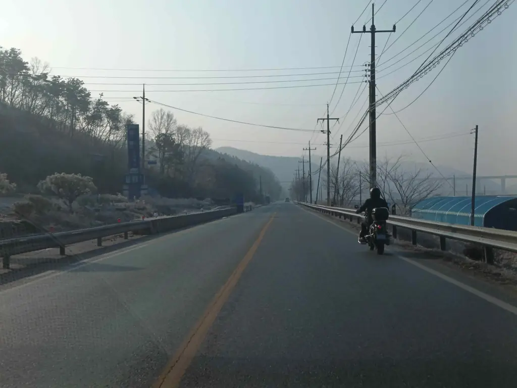 Q715 문제 이미지: 다음 상황에서 가장 안전한 운전방법 2가지는?