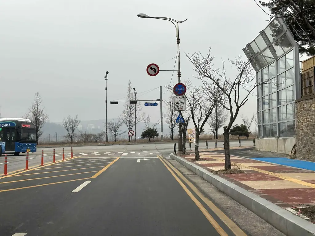 Q718 문제 이미지: 다음 상황에서 확인할 수 없는 교통안전표지 2가지는?