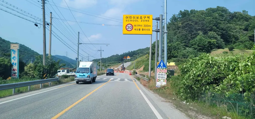 Q719 문제 이미지: 다음 상황에서 가장 안전한 운전방법 2가지는?