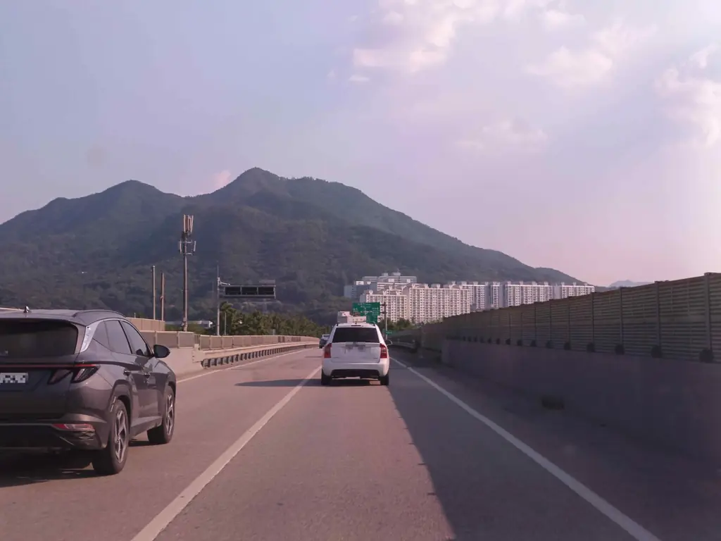 Q722 문제 이미지: 다음 상황에서 가장 안전한 운전방법 2가지는?