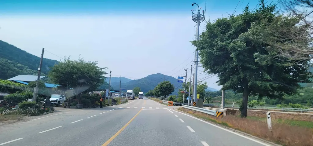 Q723 문제 이미지: 다음 상황에서 가장 안전한 운전방법 2가지는?