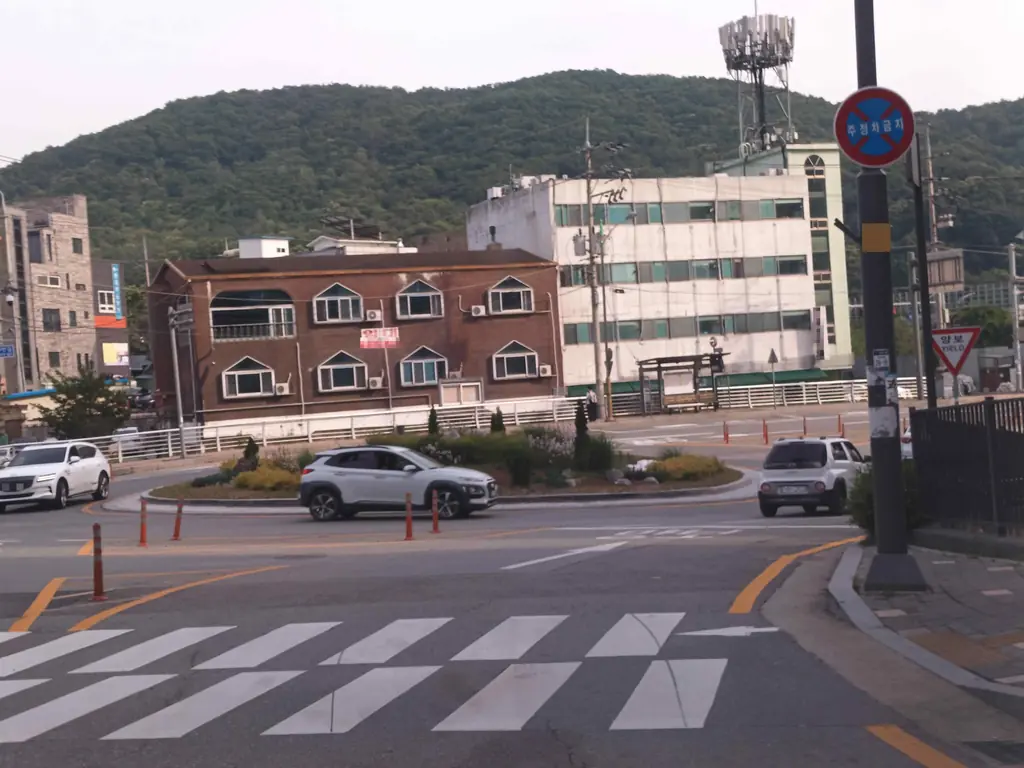 Q725 문제 이미지: 다음 상황에서 가장 안전한 운전방법 2가지는?