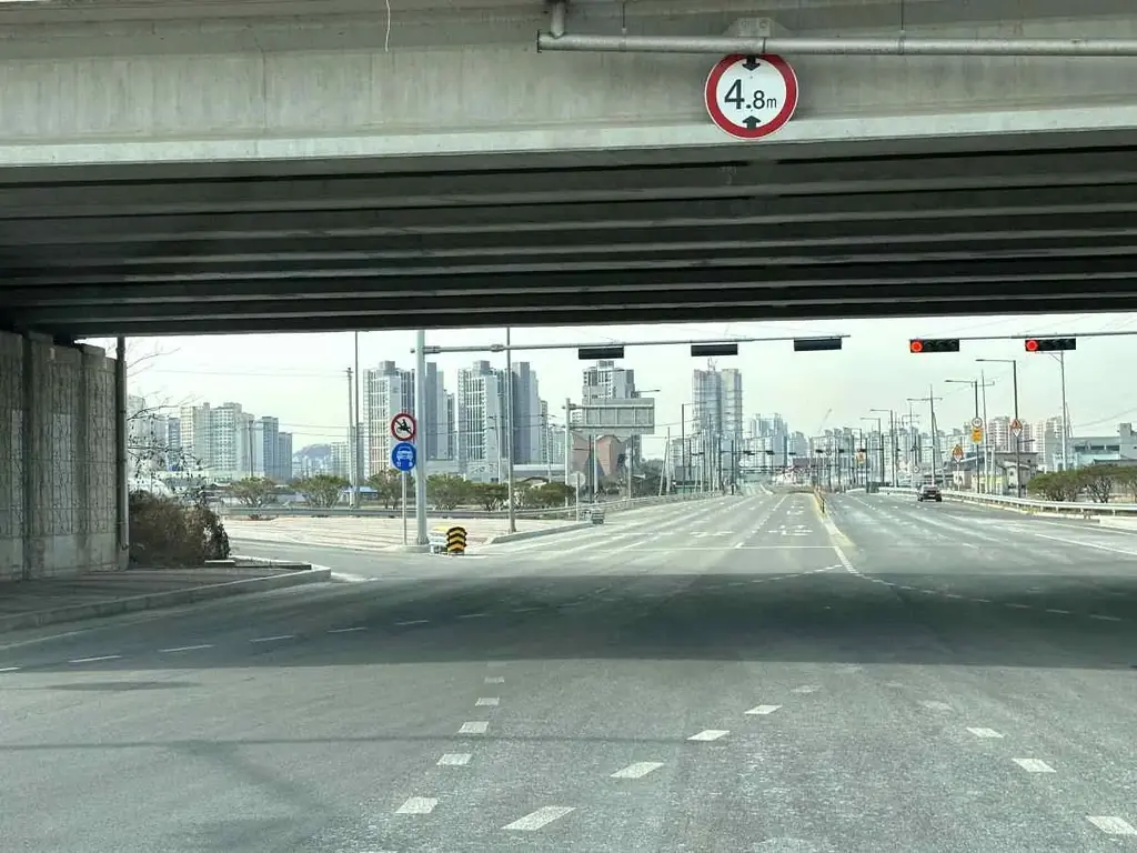 Q732 문제 이미지: 사진에 나타난 교통안전시설과 이에 따른 해석으로 잘못된 것 2가지는?