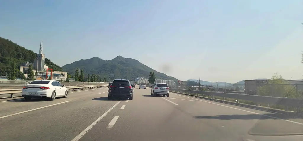 Q733 문제 이미지: 다음 상황에서 가장 안전한 운전방법 2가지는?