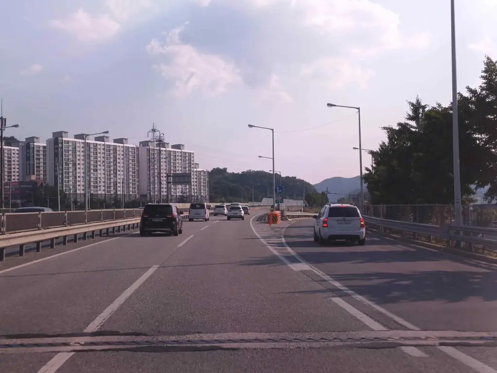Q735 문제 이미지: 다음 상황에서 가장 안전한 운전방법 2가지는?