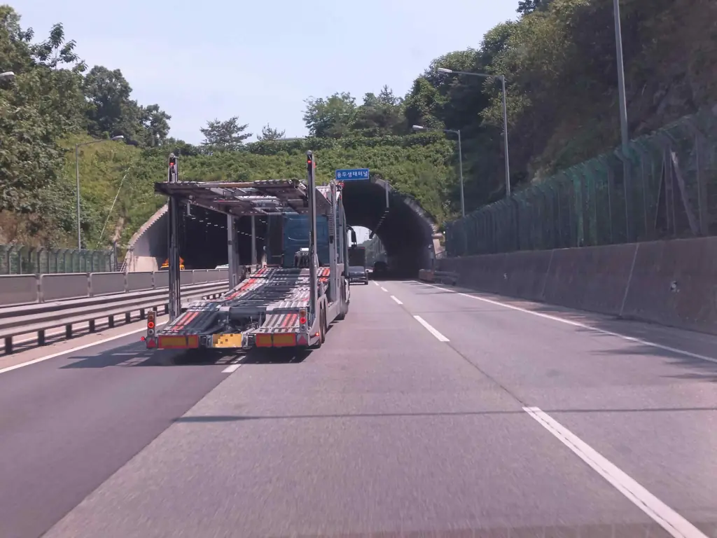 Q737 문제 이미지: 다음 상황에서 가장 안전한 운전방법 2가지는?