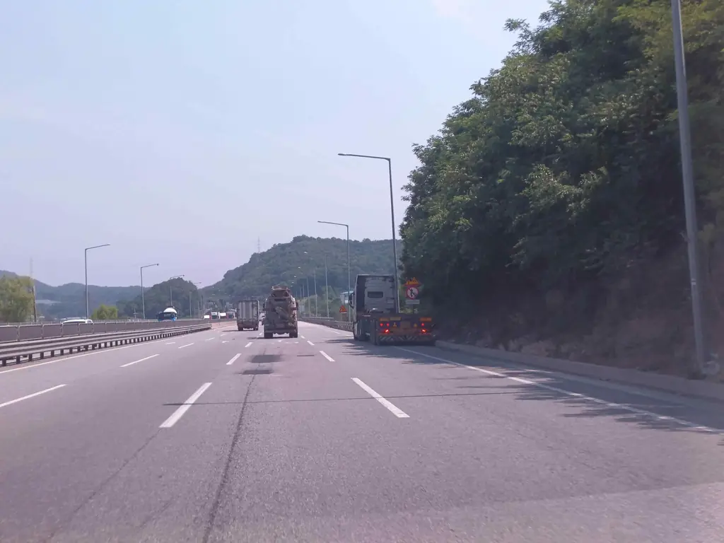 Q738 문제 이미지: 다음 상황에서 가장 안전한 운전방법 2가지는?