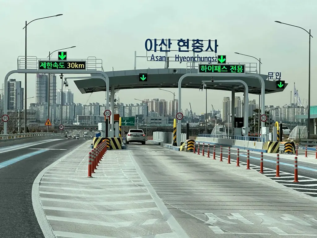 Q741 문제 이미지: 다음과 같은 상황에서 잘못된 운전방법 2가지는?