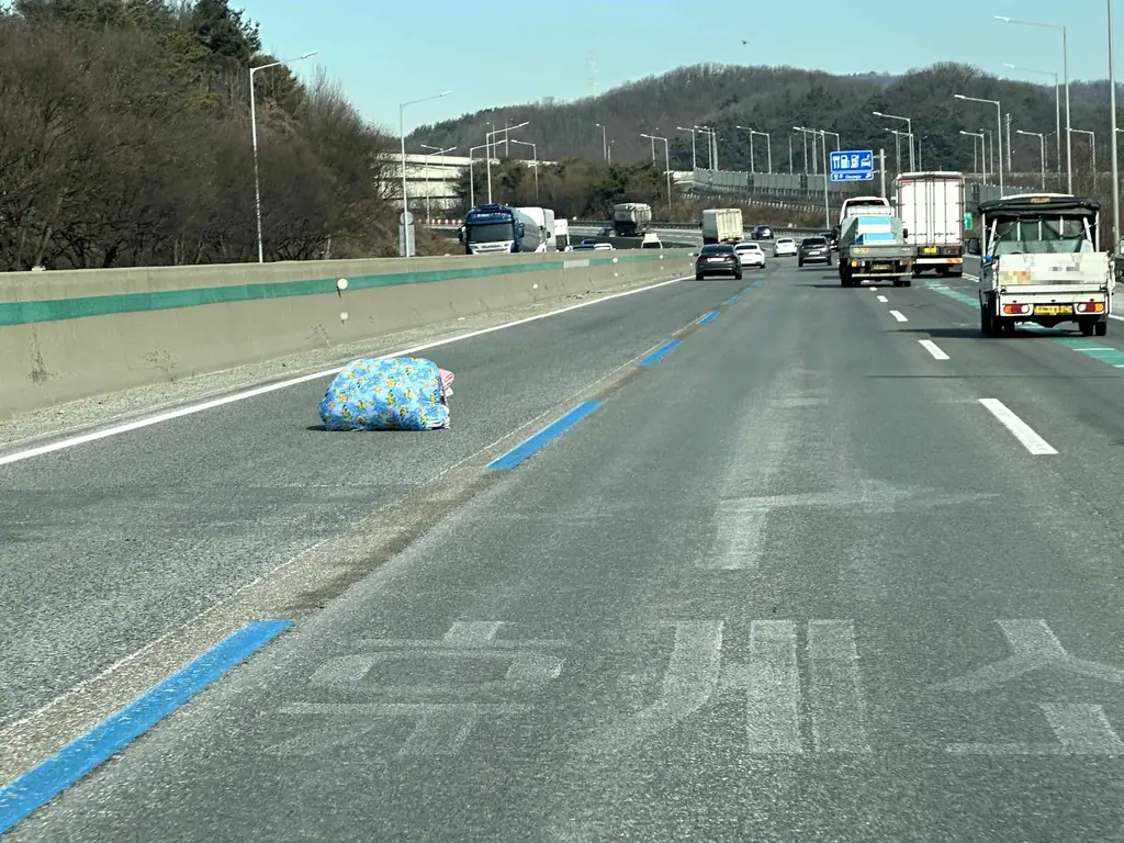 Q742 문제 이미지: 다음과 같은 상황에서 알 수 있는 정보와 이에 따른 안전한 운전방법을 연결한 것으로 바르지 않은 것 2가지는?