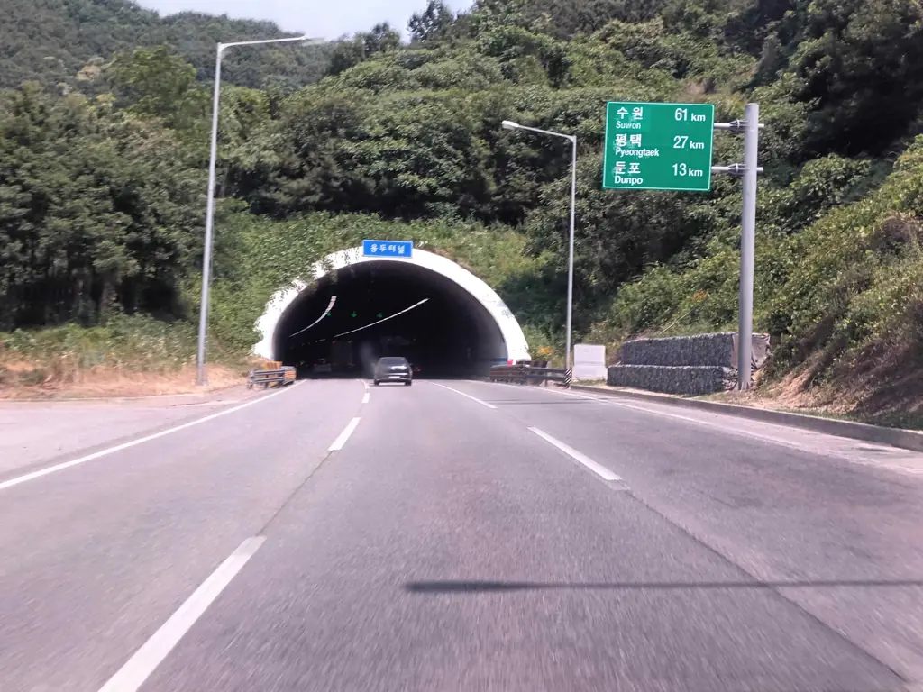 Q749 문제 이미지: 다음과 같은 상황에서 가장 안전한 운전방법 2가지는?
