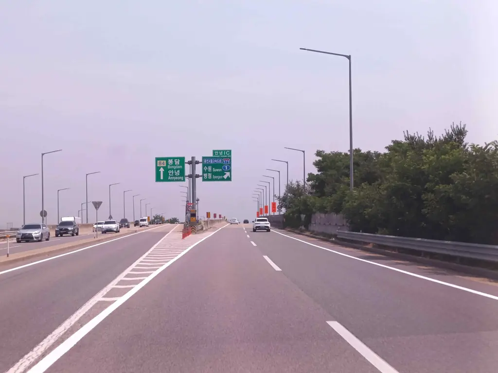 Q750 문제 이미지: 다음과 같은 상황에서 가장 안전한 운전방법 2가지는?