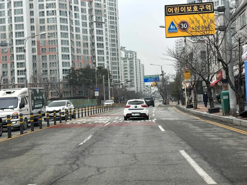 Q754 문제 이미지: 다음과 같은 상황에서 가장 안전한 운전방법 2가지는?