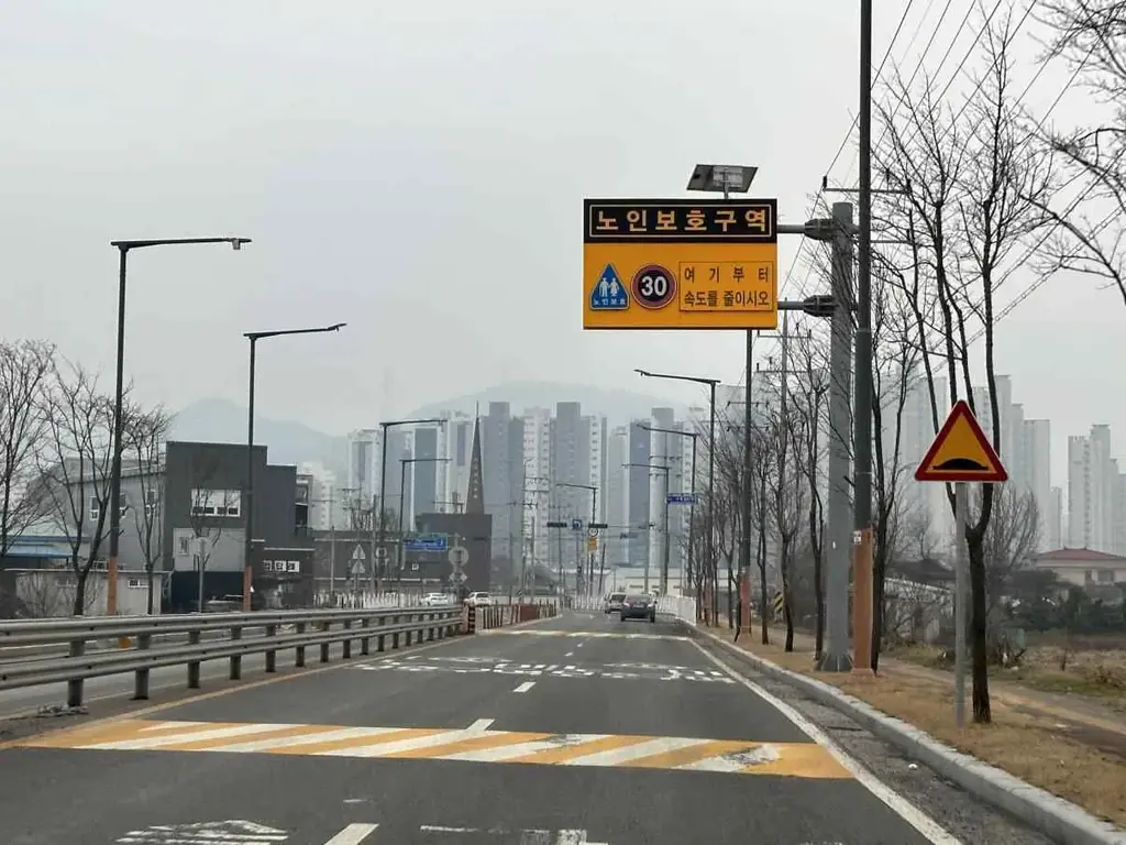 Q755 문제 이미지: 다음과 같은 상황에서 가장 안전한 운전방법 2가지는?