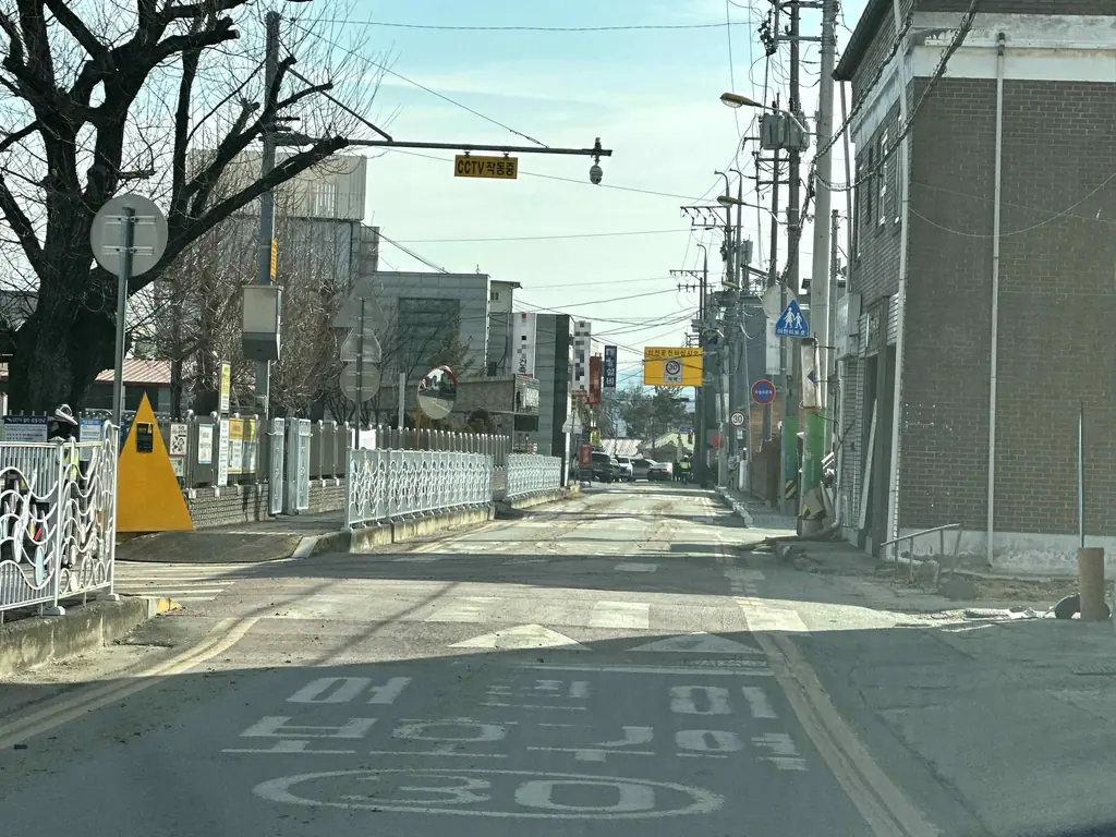 Q756 문제 이미지: 다음과 같은 상황에서 가장 안전한 운전방법 2가지는?