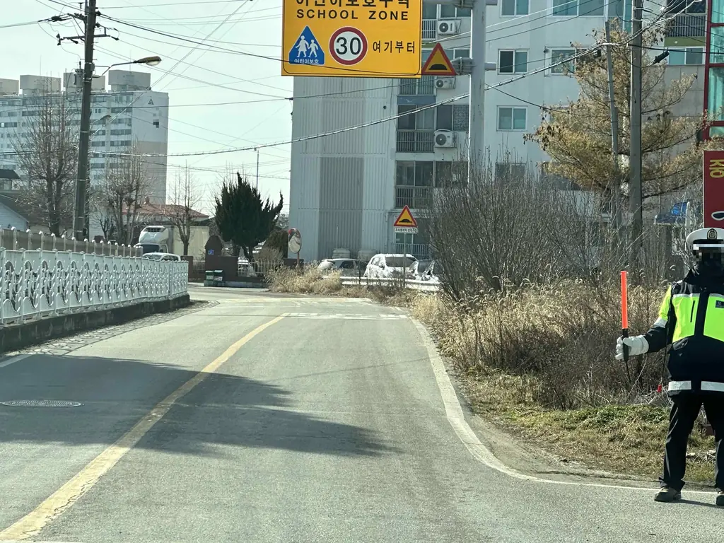 Q757 문제 이미지: 다음과 같은 상황에서 운전자나 동승자가 범칙금 또는 과태료 부과처분을 받지 않는 행위 2가지는?
