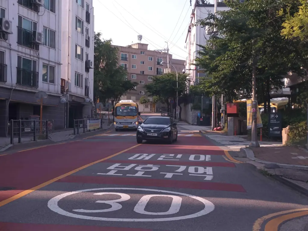 Q761 문제 이미지: 다음 상황에서 가장 안전한 운전방법 2가지는?