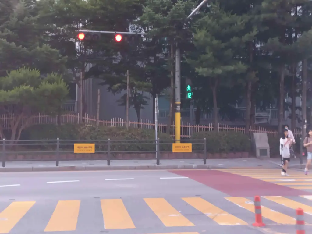 Q762 문제 이미지: 다음 상황에서 가장 안전한 운전방법 2가지는?