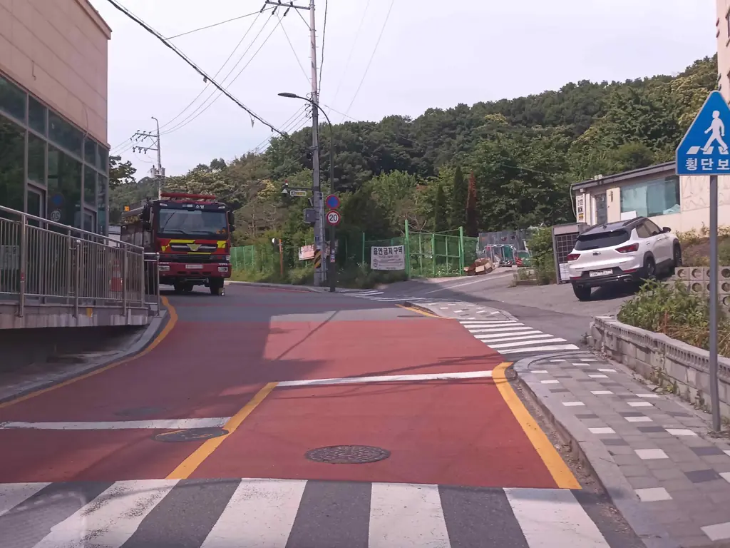 Q763 문제 이미지: 다음 상황에서 가장 안전한 운전방법 2가지는?
