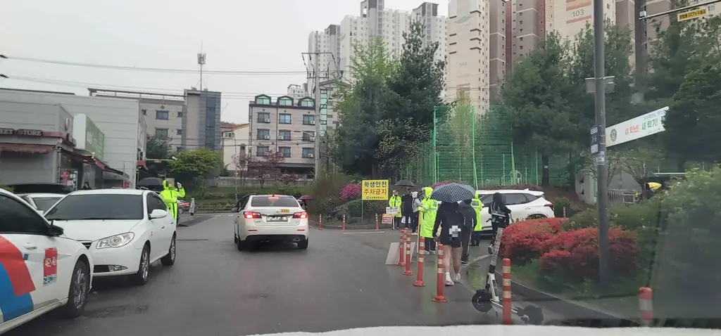 Q764 문제 이미지: 다음 상황에서 가장 안전한 운전방법 2가지는?