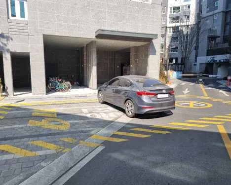 Q766 문제 이미지: 다음 중 소방기본법령상 소방자동차 전용구역에 대한 설명으로 옳지 않은 2가지는?