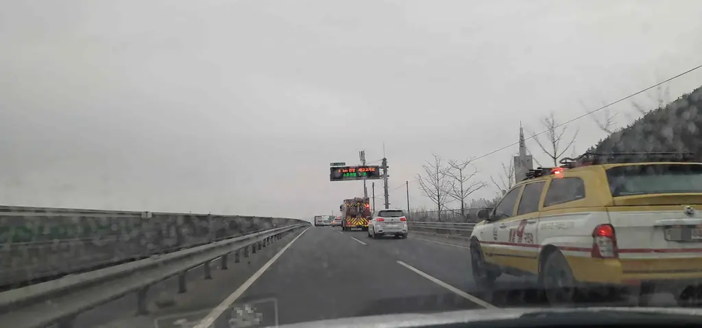 Q769 문제 이미지: 다음 상황에서 가장 안전한 운전방법 2가지는?