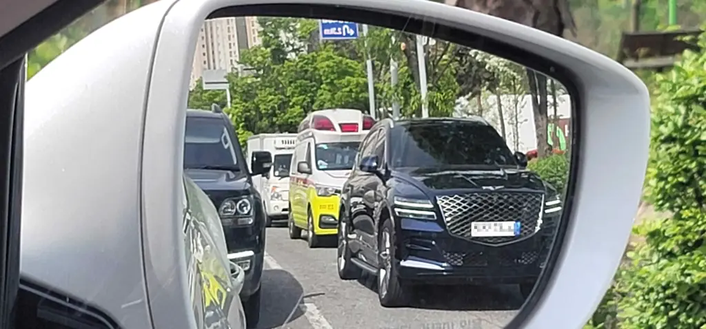Q770 문제 이미지: 다음 상황에서 가장 안전한 운전방법 2가지는?