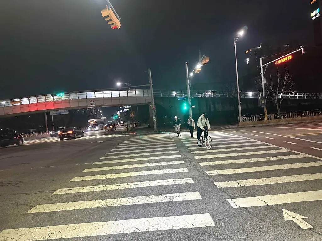 Q771 문제 이미지: 다음 상황에서 교통안전시설과 이에 따른 행동으로 가장 올바른 2가지는?