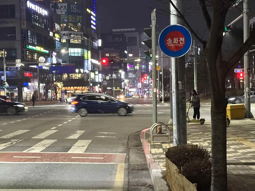 Q772 문제 이미지: 다음 상황에서 가장 잘못된 운전방법 2가지는?