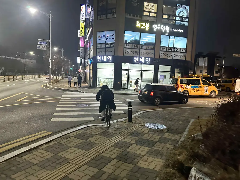 Q773 문제 이미지: 다음 상황에서 가장 잘못된 운전방법 2가지는?