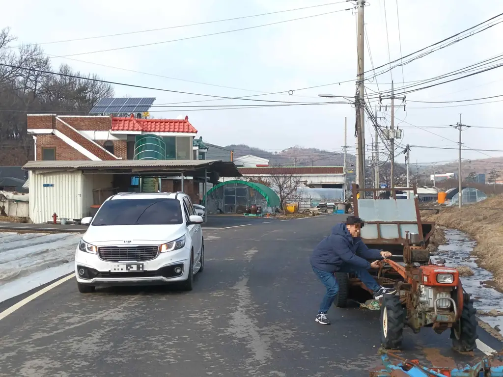 Q775 문제 이미지: 다음 상황에서 가장 안전한 운전방법 2가지는?